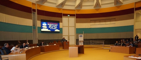 سالن تاریخی قرارداد ماسریخت : دبیرکل حزب اتحاد لیبرالها و دمکراتهای اتحادیه اروپا آقای هانز ون در حال سخنرانی 